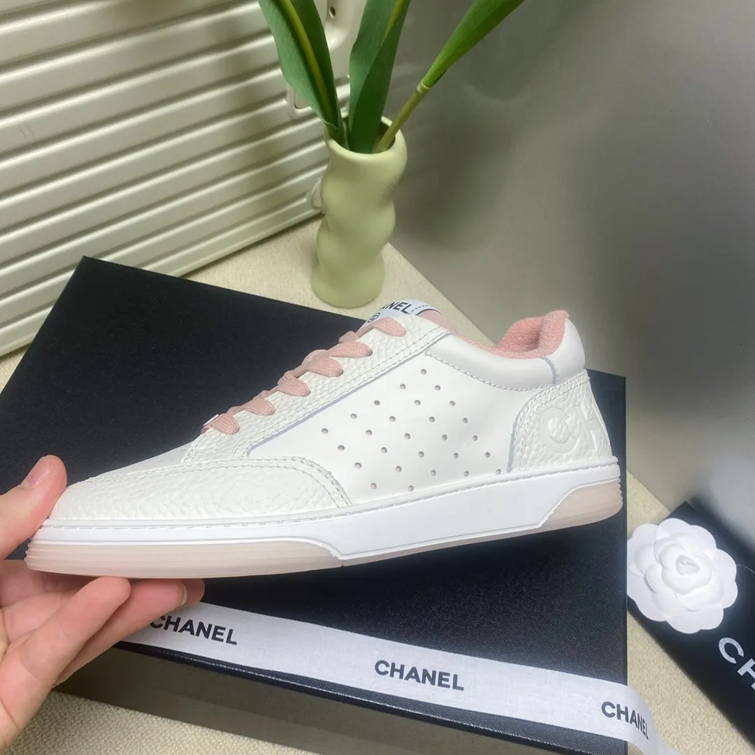 👟👟Ex-factory price 480🐹🐹Women's shoes, women's clothing chanel~~Chanel's latest 2022 panda shoes, skateboard shoes, sneakers, out of stock king @counters are out of stock everywhere〰It's hard to reserve even if you have money❗️ The fresh splicing style is really super nice...Xiaohongshu, Internet celebrity anchors, and blog owners have already started to call ❤ Original calfskin fabric, original towel lining, logo stamping process, two-color T👟👟 ex-factory price U outsole, lasting process, foot pad latex all custom molded... 🎁Supporting packaging 35-40 regular size